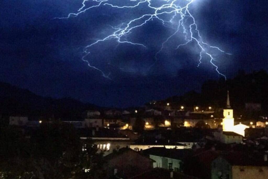 Pis Amb Encant A Campdevanol,Al Centre Del Poble. Ngoại thất bức ảnh